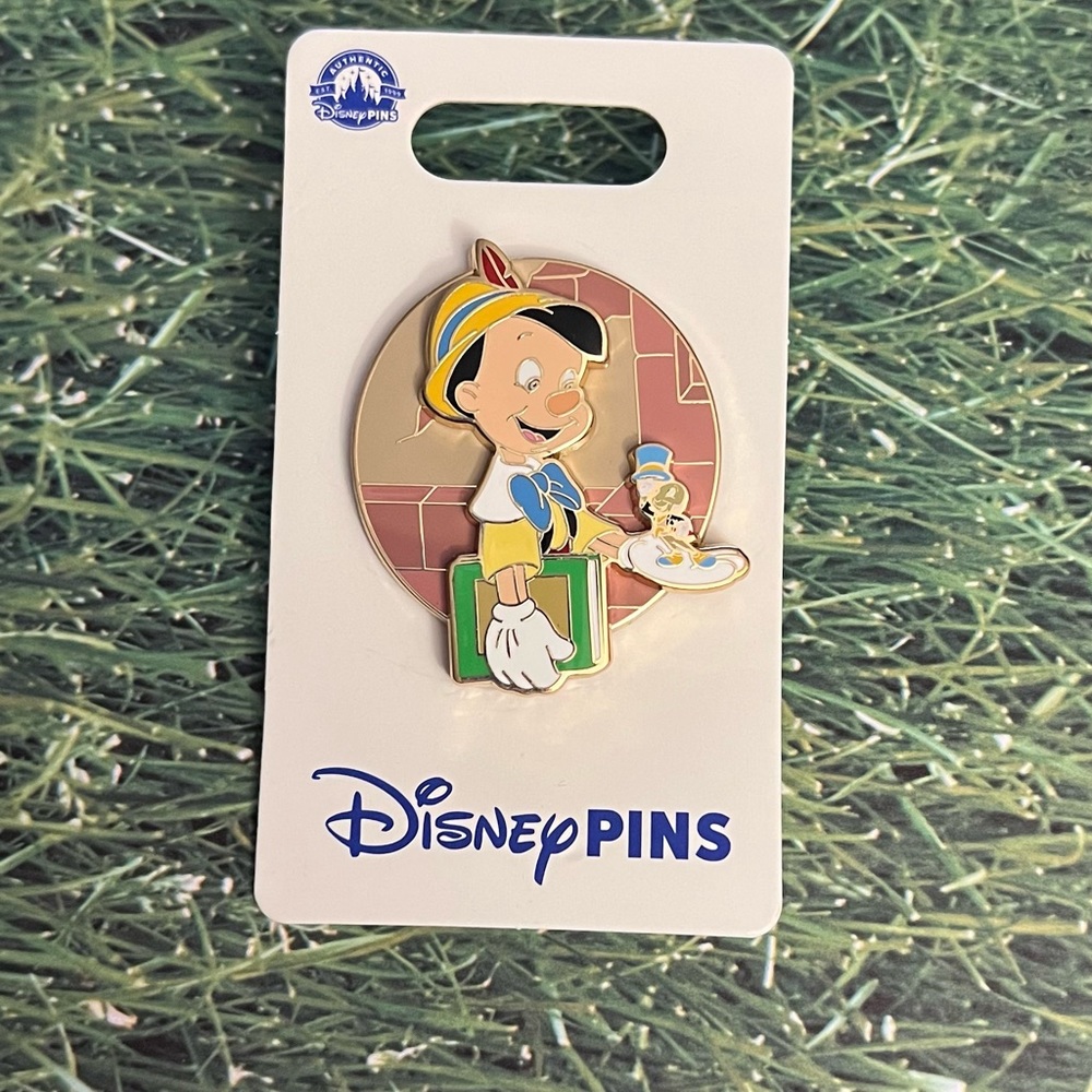 NEW on Card - Disney 3-D Layered Pin - PINOCCHIO & JIMINY - 2022